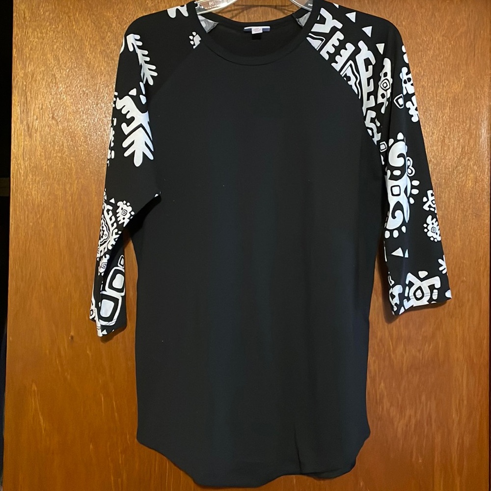 Black Randy lularoe shirt.